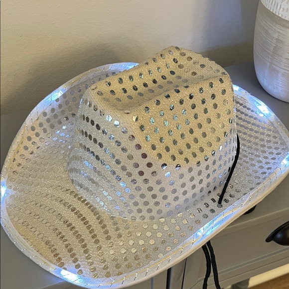 Source Unknown Accessories - Stylish Cowboy Hat White and Silver Light Up w/ 4 settings